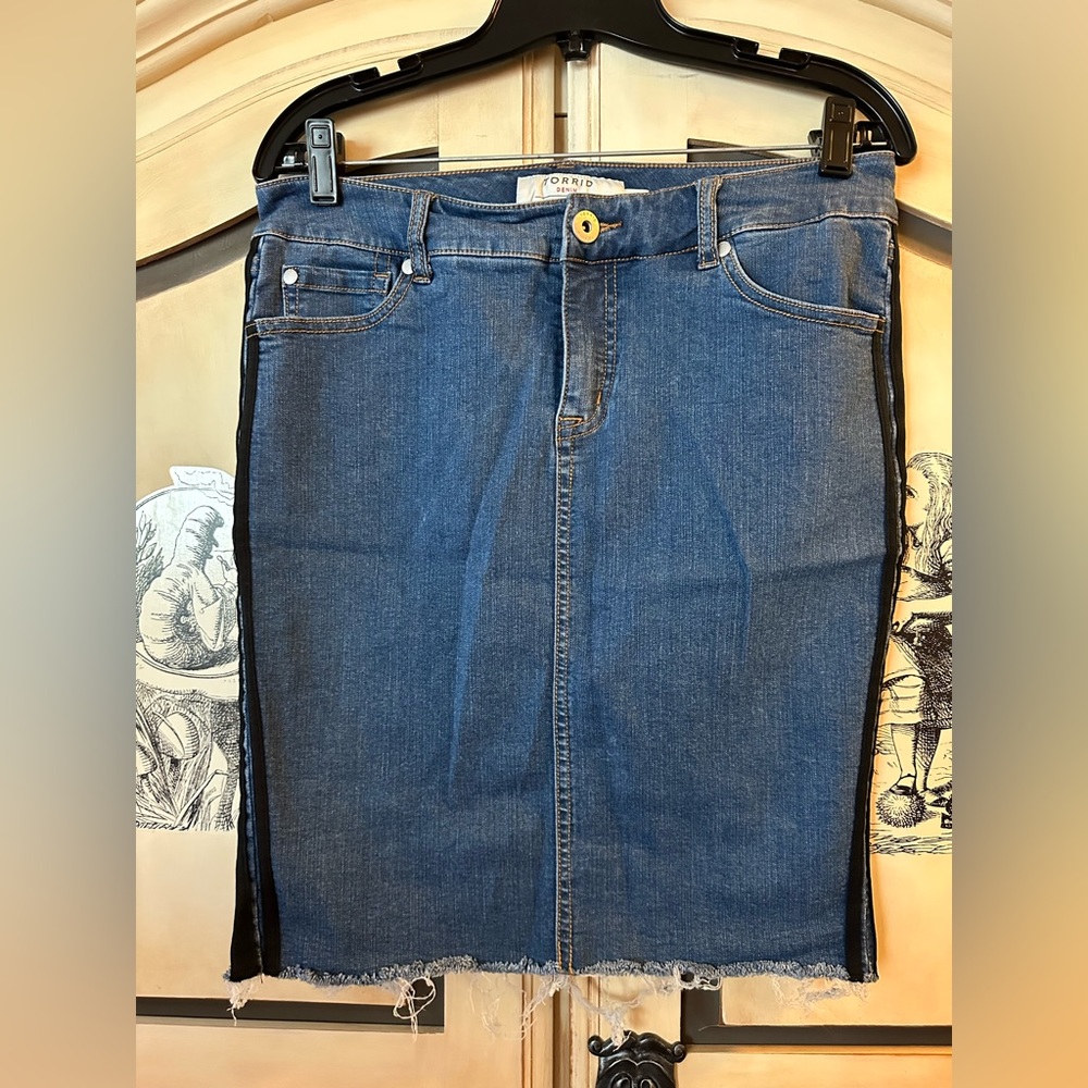 EUC Torrid denim skirt size 00